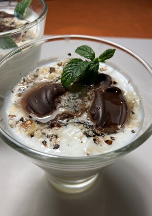 Una foto de Postre rapidísimo de Kéfir con nueces, chocolate y miel de azahar