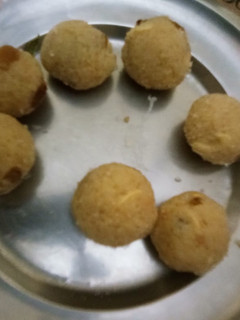 ரவா லட்டு (Rava laddu recipe in tamil) செய்முறை முக்கிய புகைப்படம்