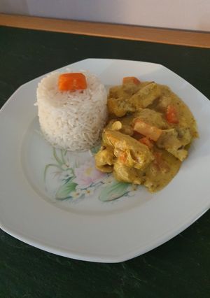 Une photo de Poulet avec carottes et champignons à la crème curry au cookeo