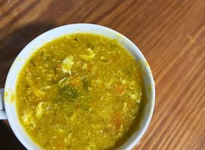 Una foto de Sopa de verdura y huevo