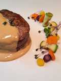 Filetto con salsa alla mostarda, germogli, zucchine e carote