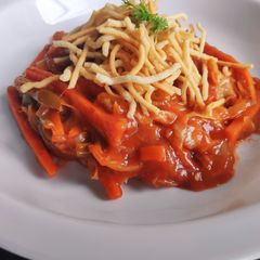 A picture of American chopsuey.