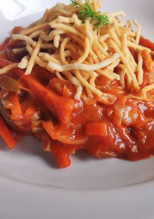 A picture of American chopsuey.