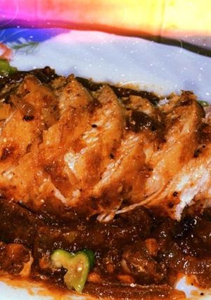 صورة لوصفة صدور الدجاج الباردة بصوص البصل والفلفل الاسود