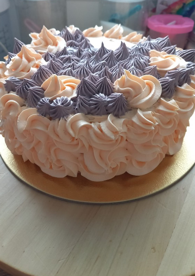 Una foto de Bizcocho de vainilla relleno de crema de maracuyá y fresas 🍓