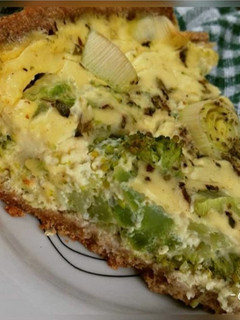 Foto de Quiche integral de alho poró com brócolis