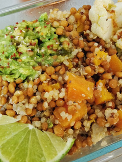 Una foto de Ensalada de lentejas, guacamole y calabaza