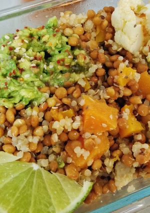 Una foto de Ensalada de lentejas, guacamole y calabaza