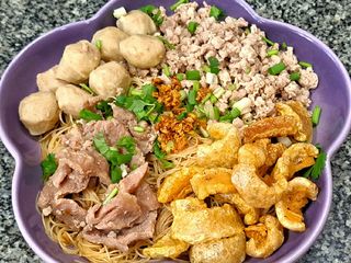เส้นหมี่คลุกสี่สหาย