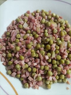 Una foto de Guisantes con cebolla y jamón a tacos