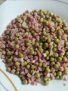 Una foto de Guisantes con cebolla y jamón a tacos