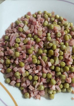 Una foto de Guisantes con cebolla y jamón a tacos