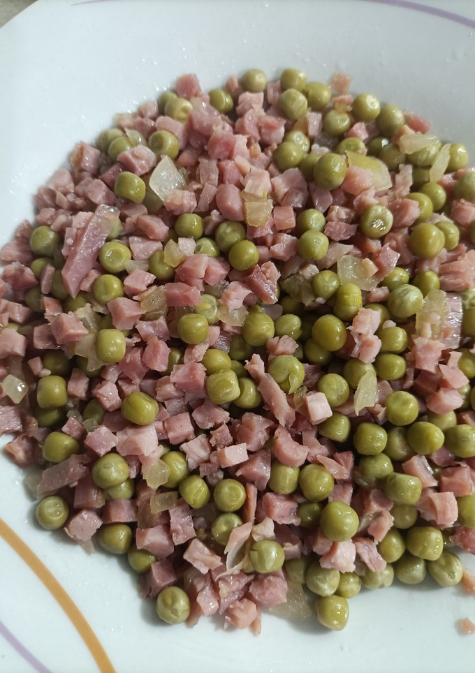 Una foto de Guisantes con cebolla y jamón a tacos