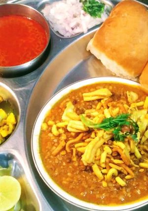 सातारी तडका मिसळ (misal recipe in marathi) रेसिपी चे मुख्य फोटो 