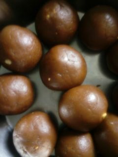 અખરોટ ચોકલેટ લાડુ (Walnut Chocolate ladoo recipe in Gujarati) રેસીપી મુખ્ય ફોટો