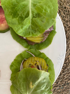 Una foto de Hamburguesas saludables envueltas en lechuga