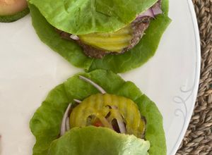 Una foto de Hamburguesas saludables envueltas en lechuga
