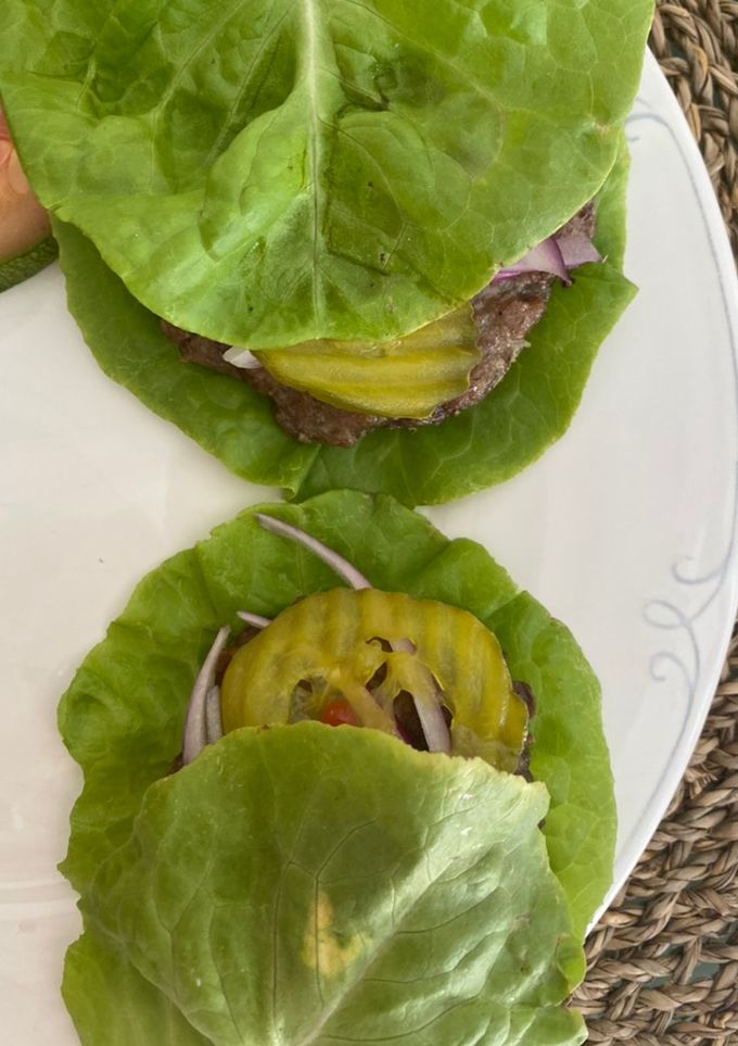 Una foto de Hamburguesas saludables envueltas en lechuga