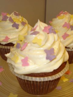 Csokoládés cupcake recept krémsajtos toppinggal recept fotója
