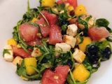 Gyümölcsös halloumi saláta