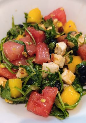 Gyümölcsös halloumi saláta recept fotója