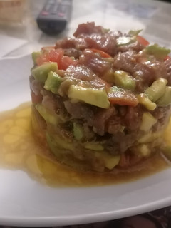 Una foto de Tartar de atún, aguacate y tomate
