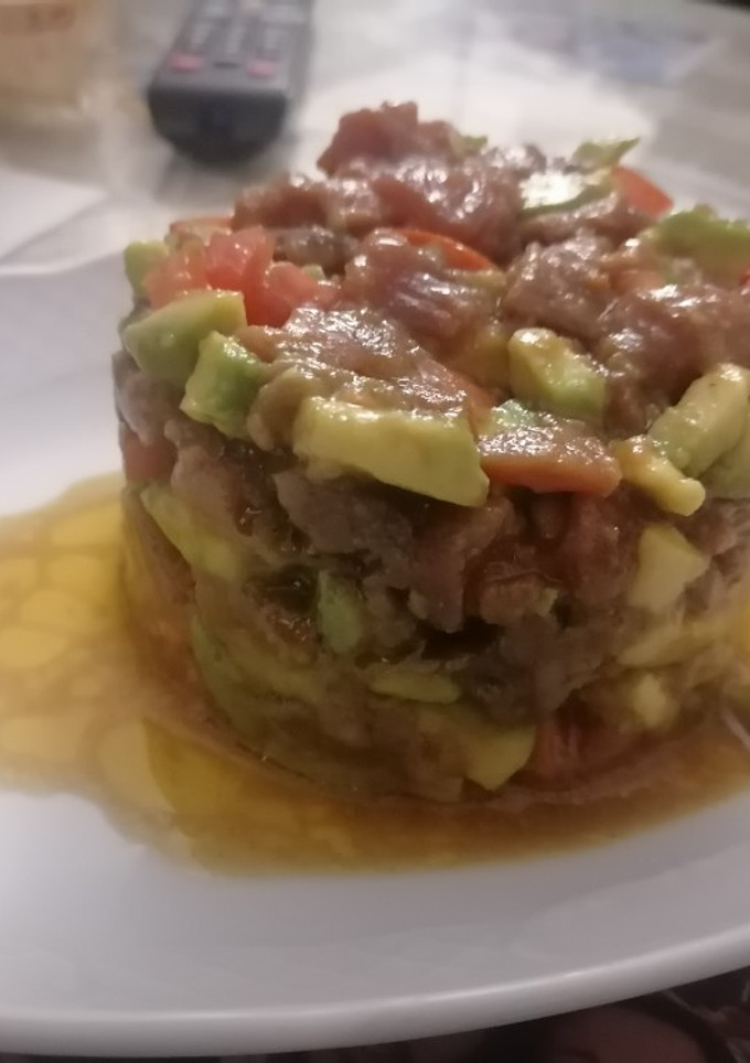 Una foto de Tartar de atún, aguacate y tomate