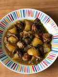 Guiso de butifarra, níscalos y patatas