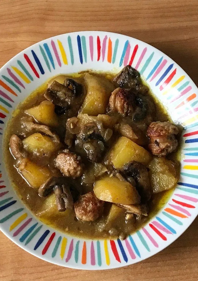 Una foto de Guiso de butifarra, níscalos y patatas