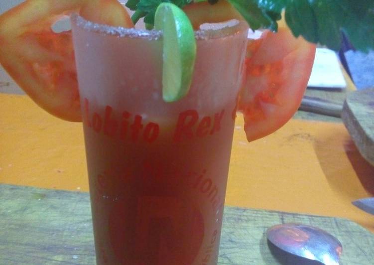 Bebida refrescante de tomate c/tequila a la Mario, s