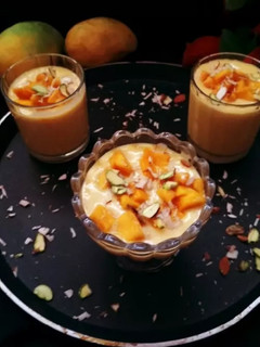 मैंगो ड्राईफ्रूट लस्सी (mango dry fruits lassi recipe in hindi) रेसिपी मुख्य फोटो
