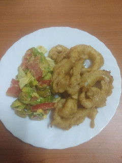 Una foto de Calamares a la romana con ensalada César a mi manera