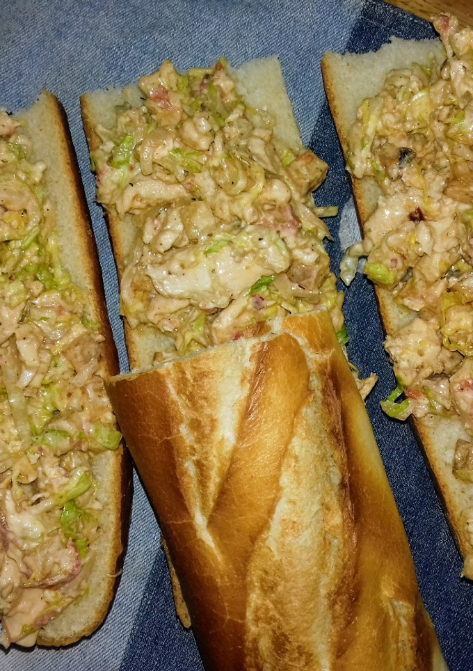 Una foto de El bocadillo con relleno de pollo a mi estilo