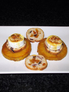 Una foto de Tapitas de queso de rulo de cabra y manzanas caramelizadas