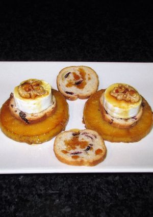 Foto principal de Tapitas de queso de rulo de cabra y manzanas caramelizadas