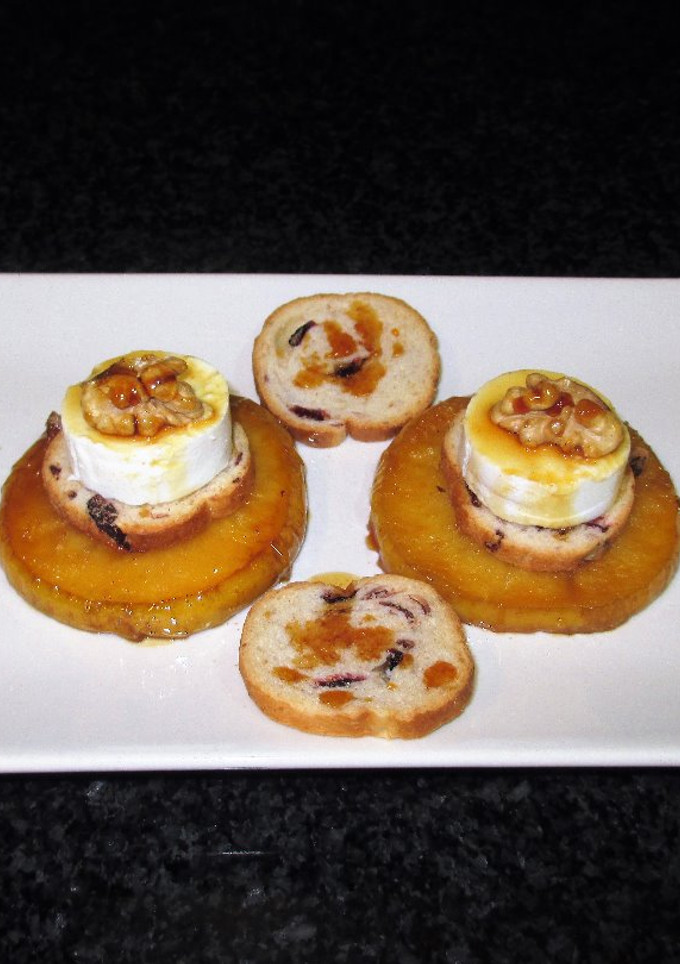 Una foto de Tapitas de queso de rulo de cabra y manzanas caramelizadas
