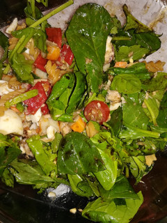 Una foto de Ensalada de espinacas y pasta de lentejas rojas