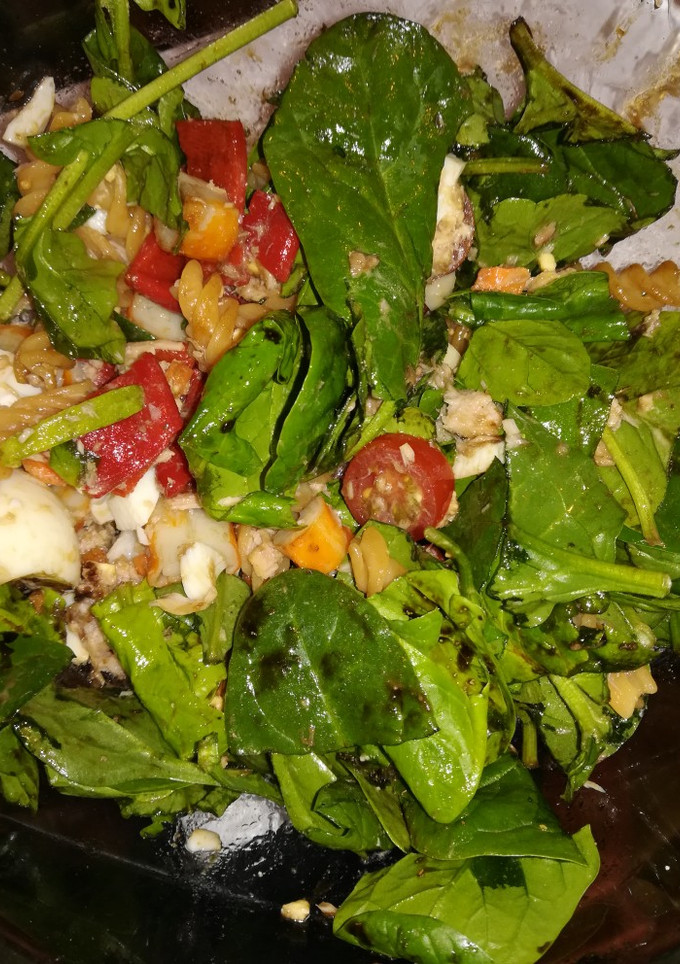 Una foto de Ensalada de espinacas y pasta de lentejas rojas