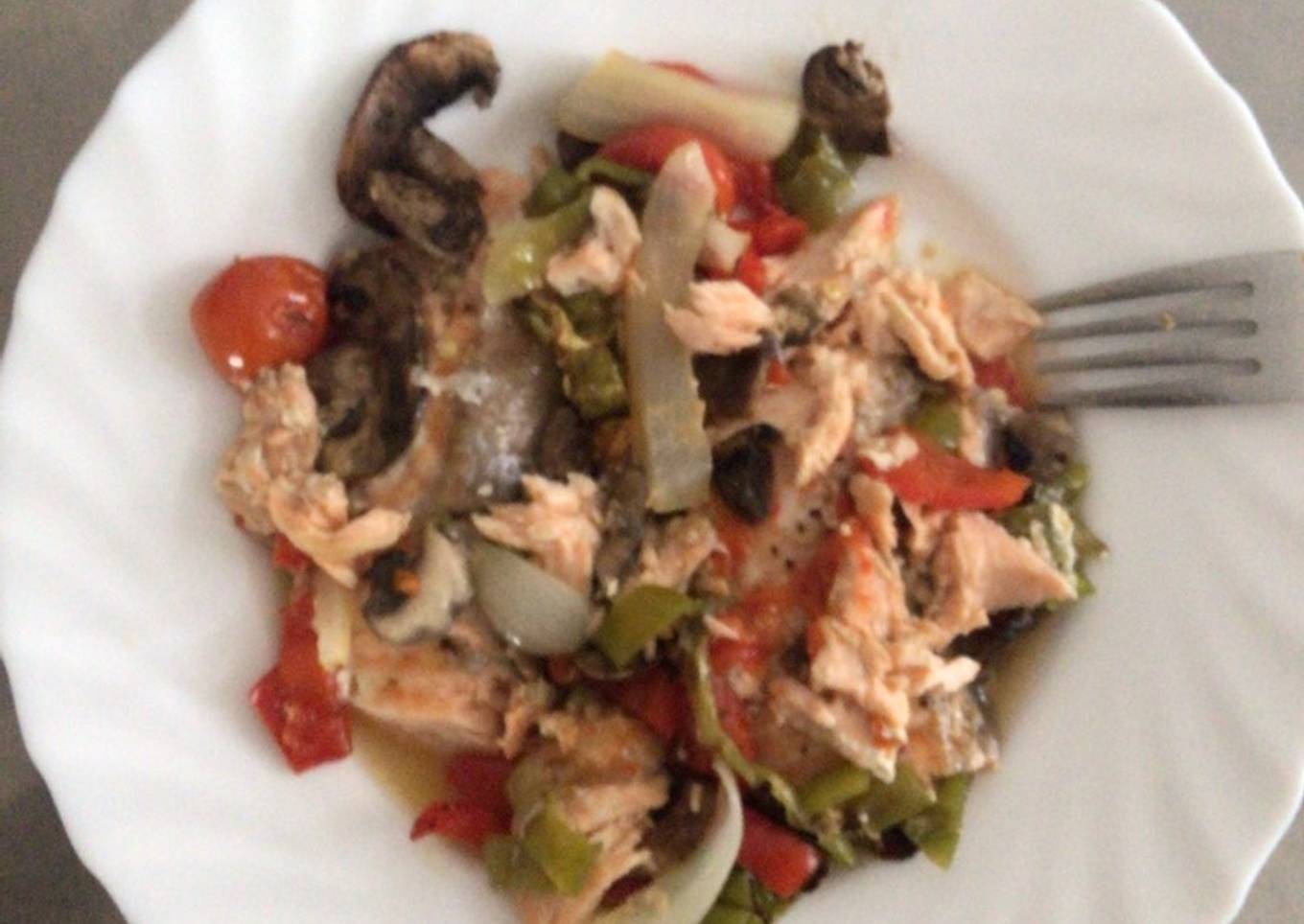 Escalopines de salmón al horno con verduras