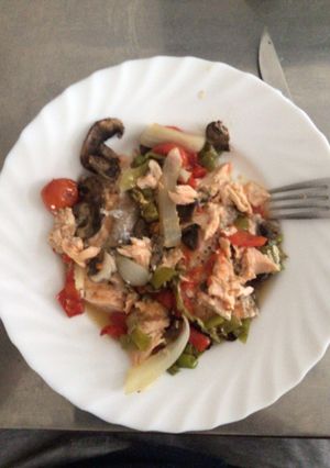 Una foto de Escalopines de salmón al horno con verduras