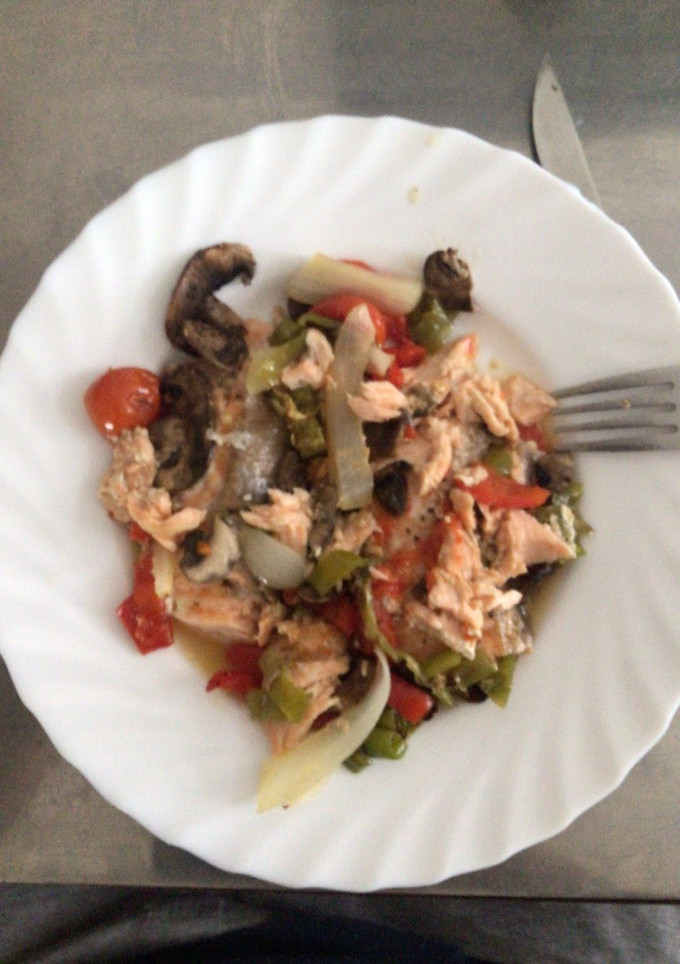 Una foto de Escalopines de salmón al horno con verduras