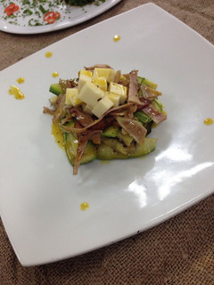Una foto de Ensalada de calabacín, tocineta y queso mozzarella con una vinagreta de miel con limón ❗️