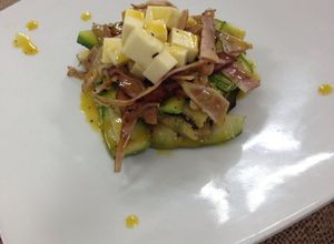 Una foto de Ensalada de calabacín, tocineta y queso mozzarella con una vinagreta de miel con limón ❗️