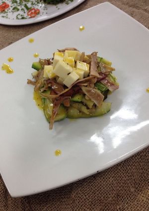 Una foto de Ensalada de calabacín, tocineta y queso mozzarella con una vinagreta de miel con limón ❗️