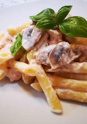 Foto di Penne in mousse di ricotta e salmone fresco