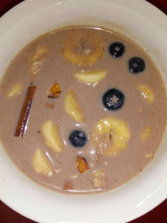 Una foto de Porridge de avena, plátano, arándano y cacao desgrasado puro💚