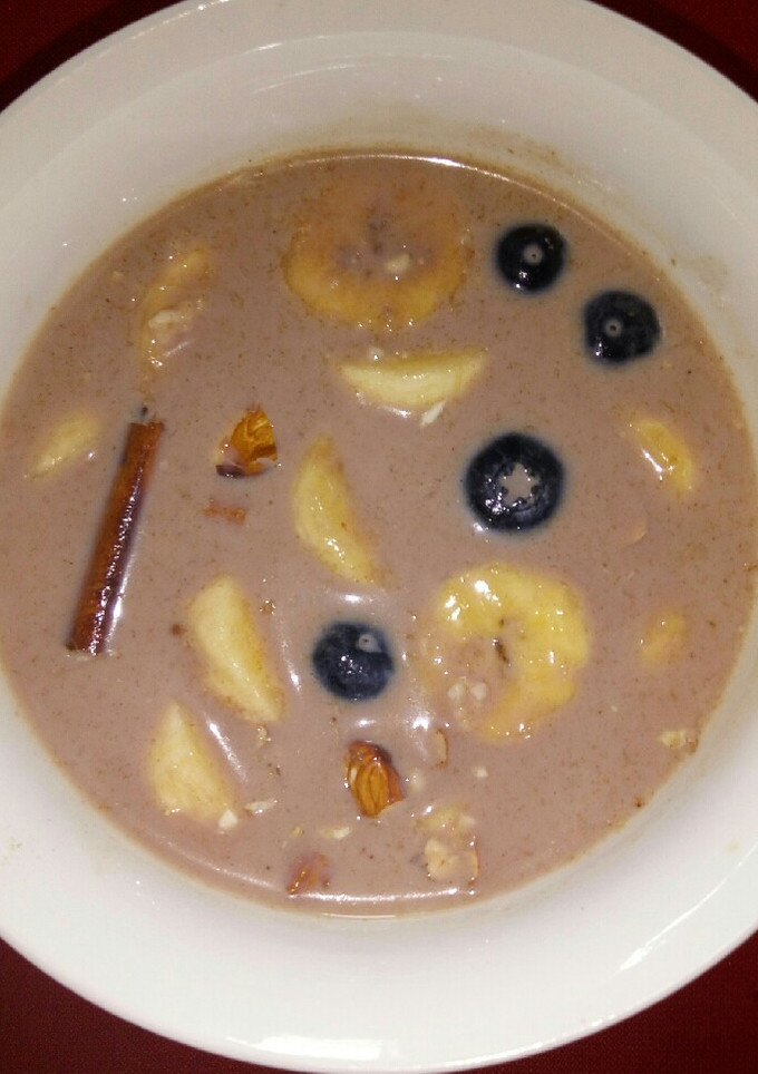 Una foto de Porridge de avena, plátano, arándano y cacao desgrasado puro💚