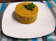 Una foto de causa rellena de pollo