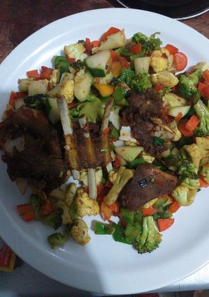 A picture of Cauliflower and broccoli stir fry.