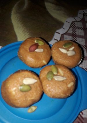 A picture of Besan ladoo.